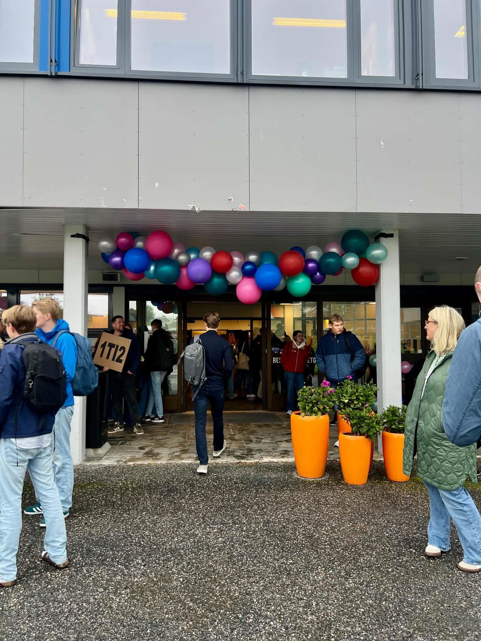 Elevar går inn i skulebygget
