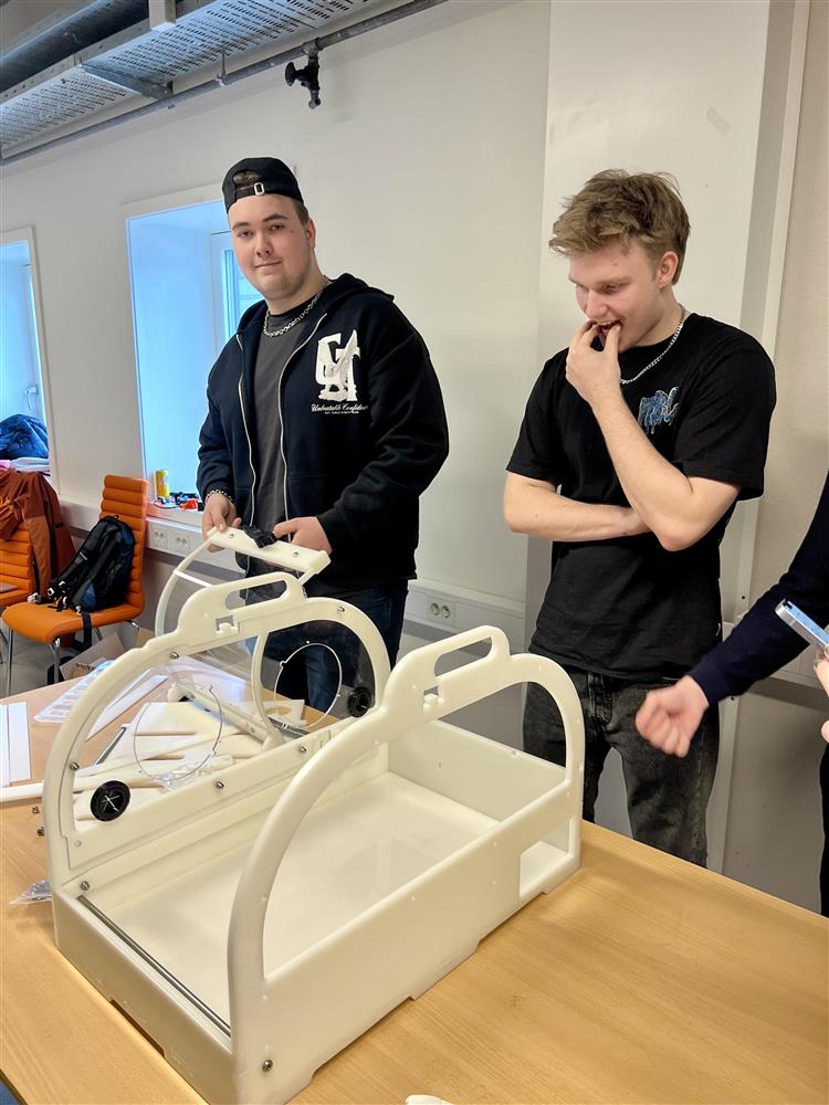 Elevar frå Norge og Spania bygger inkubator - Klikk for stort bilete