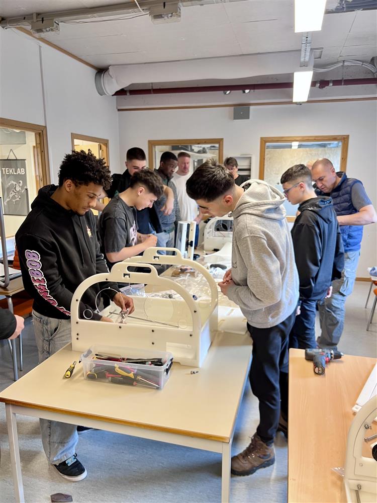 Elevar frå Norge og Spania bygger inkubator - Klikk for stort bilete