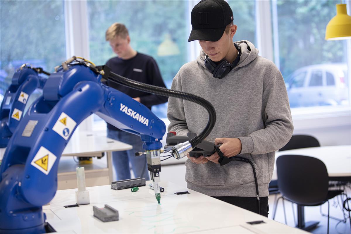 Elevar opererer robotar - Klikk for stort bilete