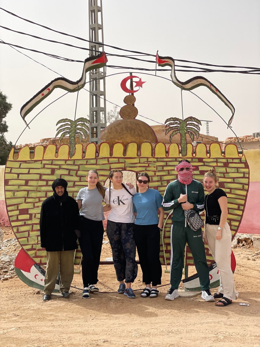 5 elevar og vert i Vest Sahara