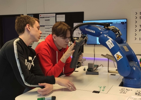 Elevar jobbar med robotprogrammering