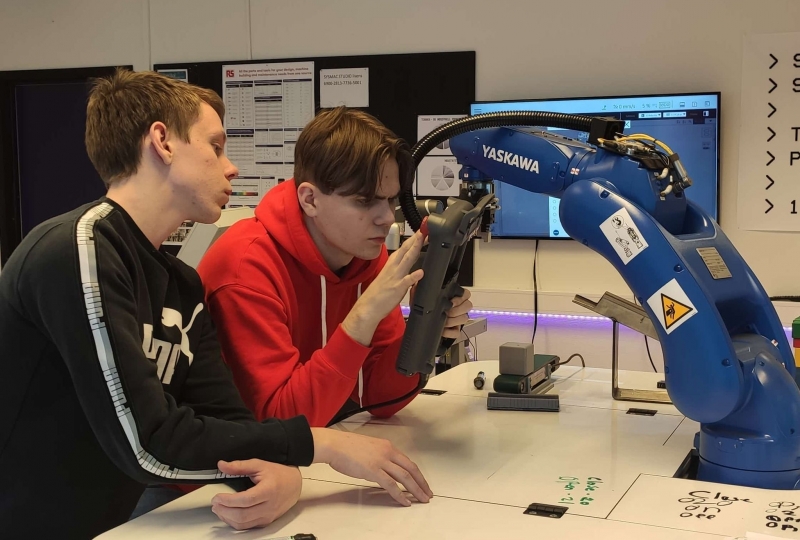 Elevar jobbar med robotprogrammering