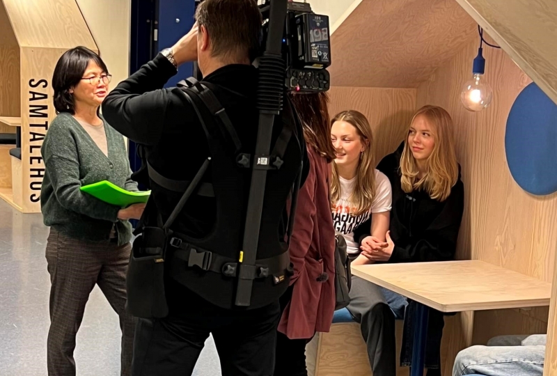 Elevar og lærar vert filma av NRK