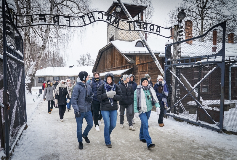 Norske elevar på besøk i Auschwitz. Ved porten.