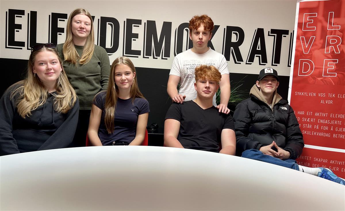 Julia, Maria, Sophia, Adrian, Astijus og Heidar i elevrådsstyr - Klikk for stort bilete